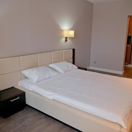 2 Bedroom Apartment Close To Center, Park And Shopping Center Chisinau Exterior foto